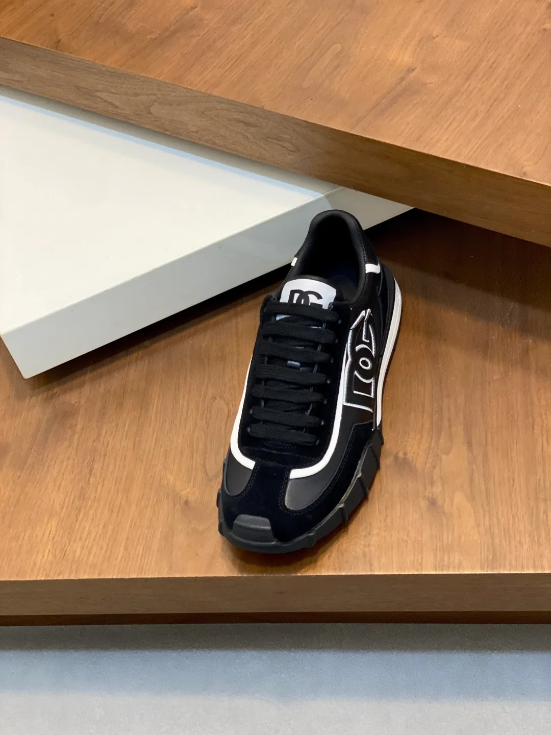 💰800 Dolce&Gabbana/Dolce & Gabbana men’s new casual sports shoes This sneaker is made of multiple materials. The nylon fabric upper is integrated with glossy leather, suede leather and rubber elements, and is decorated with reflective details. It has a silk-screen logo and a dual design of thick round and flat laces. It has a square toe, rubber foam midsole and gear pattern rubber composite sole decorated with the iconic "DG" logo. The shoe body is decorated with three-dimensional labels with the brand logo in many places. The style is fashionable and elegant, and the unique design is presented in a dazzling and modern new language. The fabric towel lining is paired with logo cowhide feet for a stylish and stylish look! Comes with a full set of packaging! Size: 39-40-41-42-43-44 leather shoe size (38/45 can be customized but does not support returns)